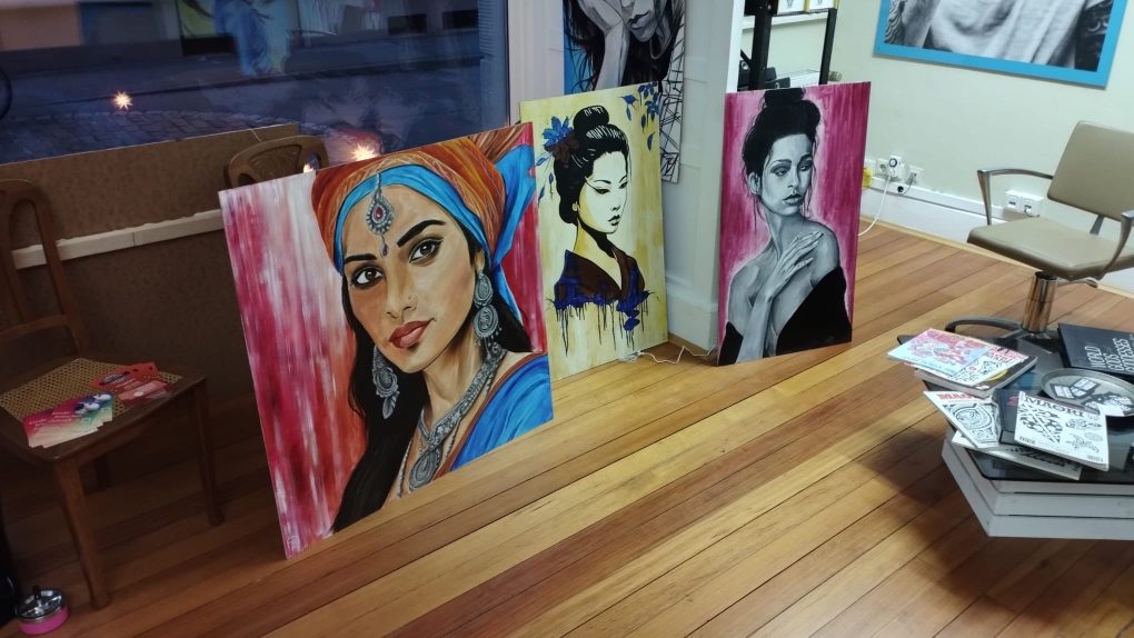 Künstlerische Ölgemälde, farbenfroh und schwarz-weiss, Portraits von Frauen in verscheidenen Stilrichtungen in der Galerie bei Inskin Tattoo Radolfzell