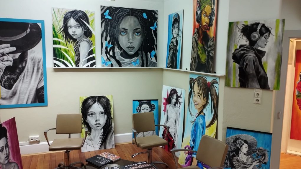 Künstlerische Ölgemälde, farbenfroh und schwarz-weiss, Portraits von Frauen in verscheidenen Stilrichtungen in der Galerie bei Inskin Tattoo Radolfzell