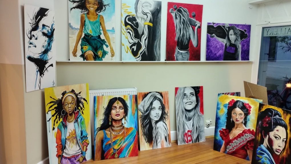 Künstlerische Ölgemälde, farbenfroh und schwarz-weiss, Portraits von Frauen in verscheidenen Stilrichtungen in der Galerie bei Inskin Tattoo Radolfzell