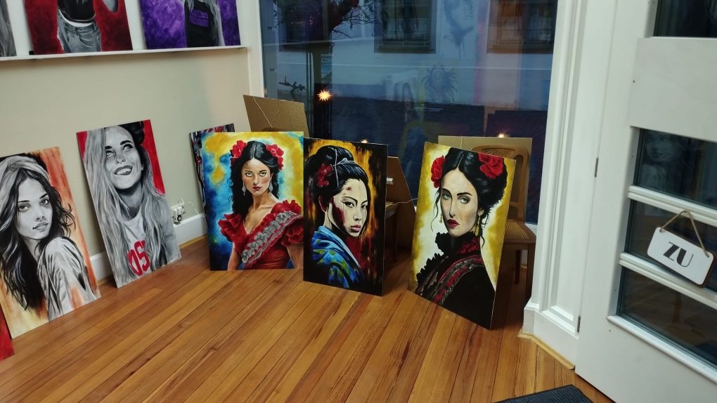 Künstlerische Ölgemälde, farbenfroh und schwarz-weiss, Portraits von Frauen in verscheidenen Stilrichtungen in der Galerie bei Inskin Tattoo Radolfzell