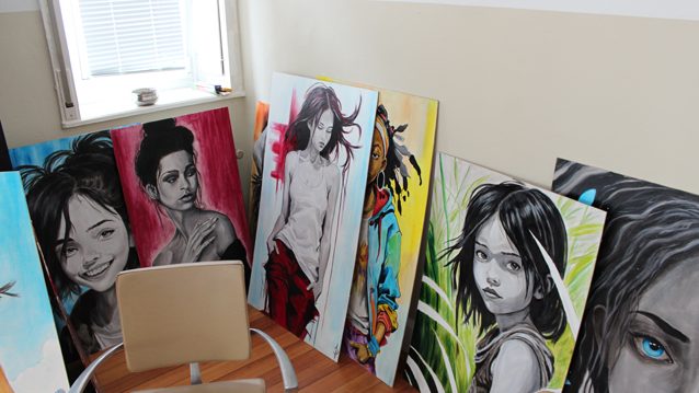 Künstlerische Ölgemälde, farbenfroh und schwarz-weiss, Portraits von Frauen in verscheidenen Stilrichtungen in der Galerie bei Inskin Tattoo Radolfzell