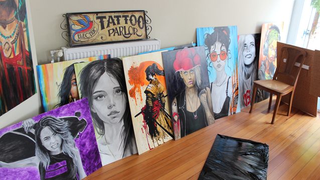 Künstlerische Ölgemälde, farbenfroh und schwarz-weiss, Portraits von Frauen in verscheidenen Stilrichtungen in der Galerie bei Inskin Tattoo Radolfzell